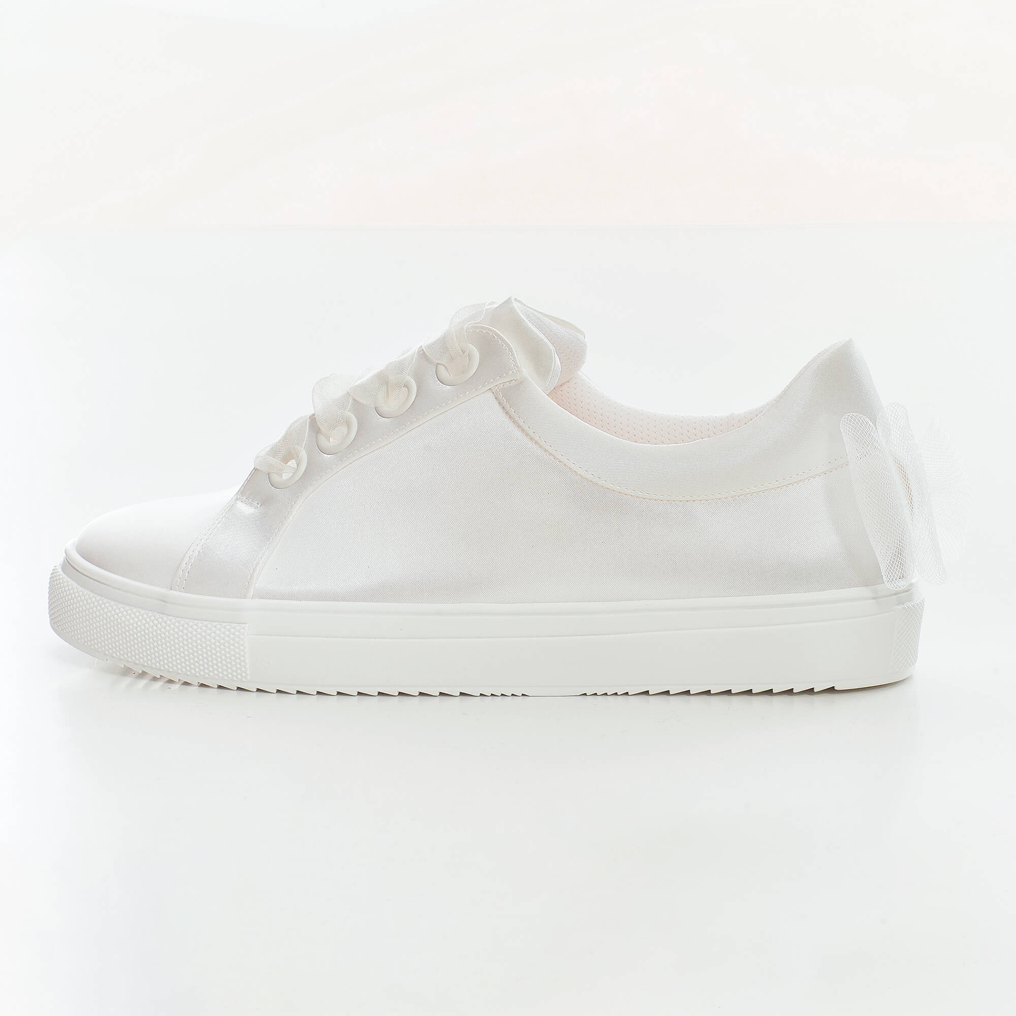 Brautsneaker aus Satin
