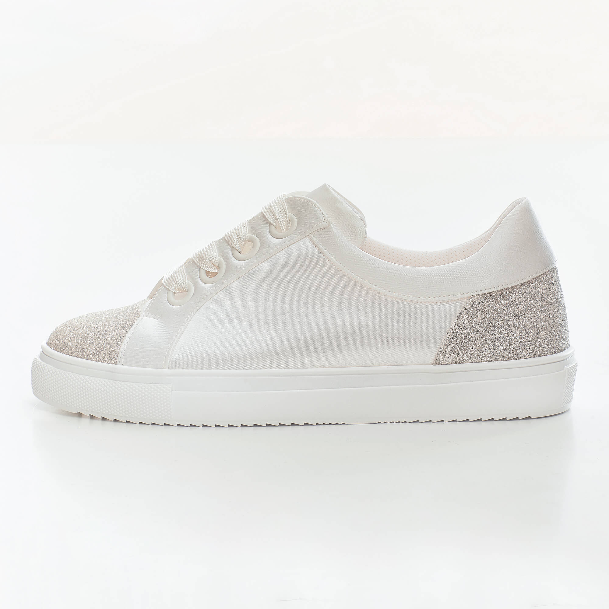 Brautsneaker aus Satin mit Glitzerverzierung