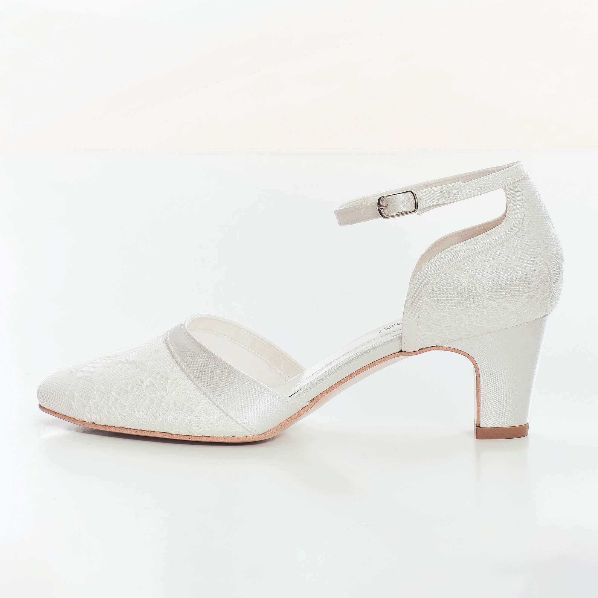 Brautschuh aus Spitze und Satin, Absatzhöhe 6 cm