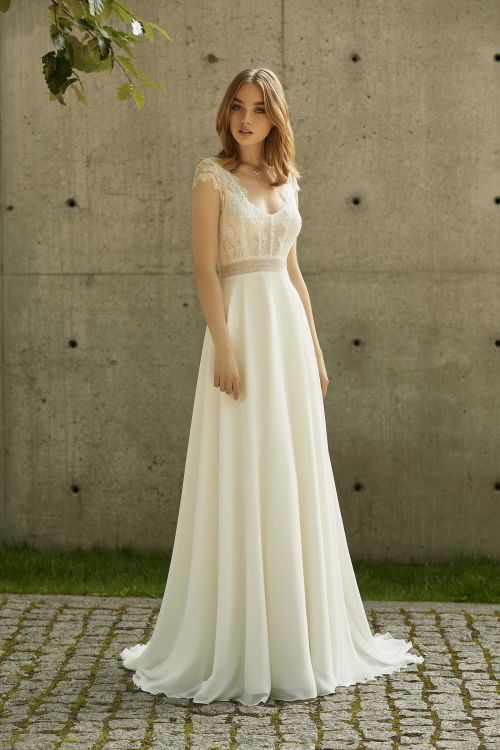 Kleid aus Chiffon in A - Linie mit V - Ausschnitt