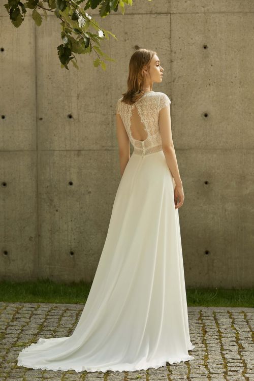 Kleid aus Chiffon in A - Linie mit V - Ausschnitt