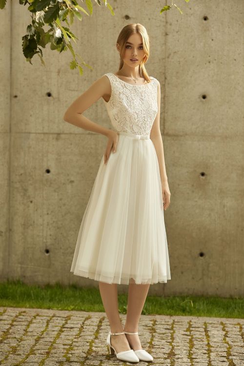 Kurzes Brautkleid in A - Linie aus Spitze und Tüll