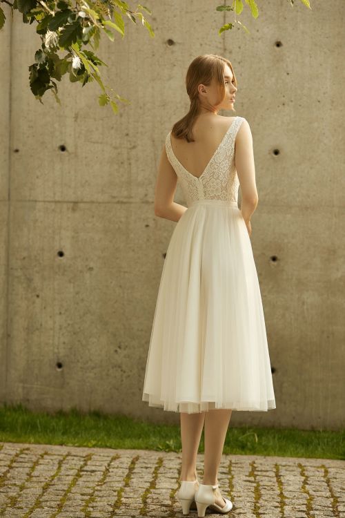 Kurzes Brautkleid in A - Linie aus Spitze und Tüll