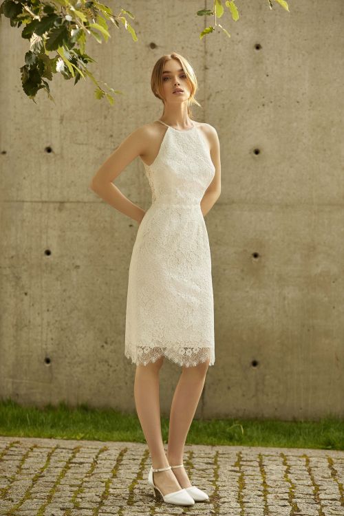 Kurzes Brautkleid aus Spitze mit hohem Kragen