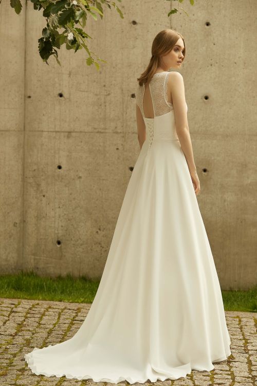 Brautkleid in A - Linie aus Spitze und Chiffon