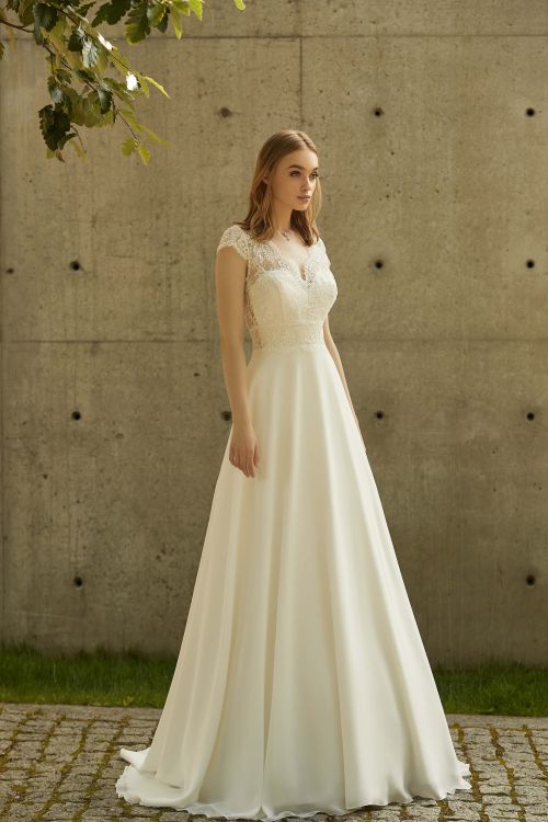 Brautkleid in A - Linie aus Spitze und Chiffon