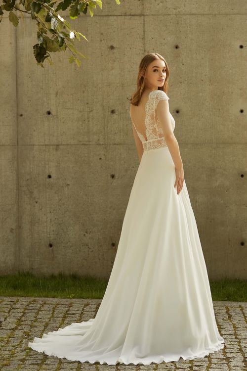 Brautkleid in A - Linie aus Spitze und Chiffon