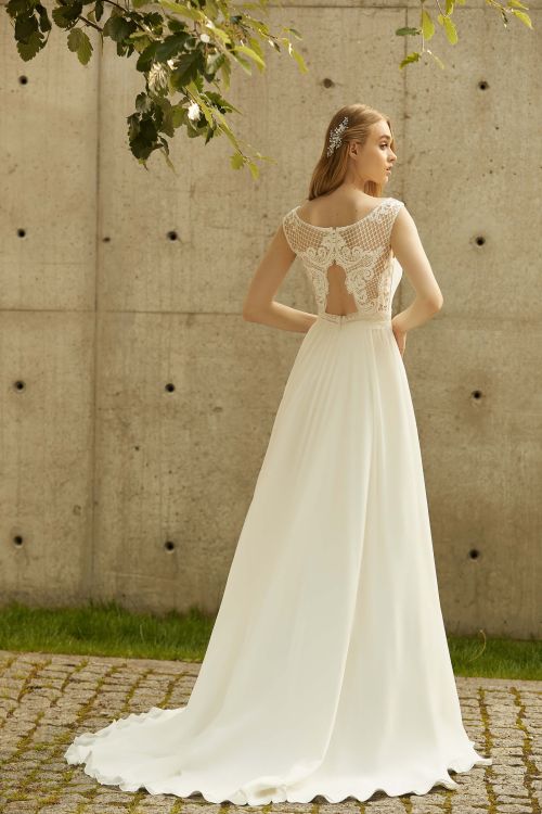 Brautkleid in A - Linie aus Spitze und Chiffon