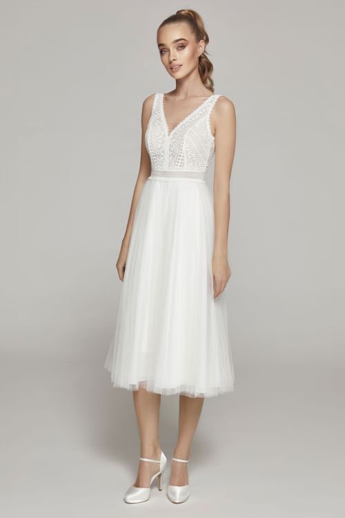 Short wedding dress made of lace & tulle