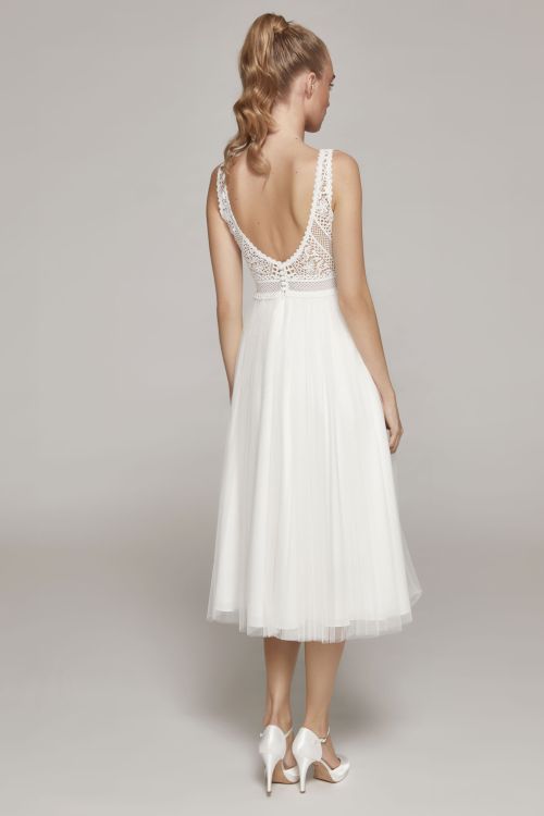 Short wedding dress made of lace & tulle