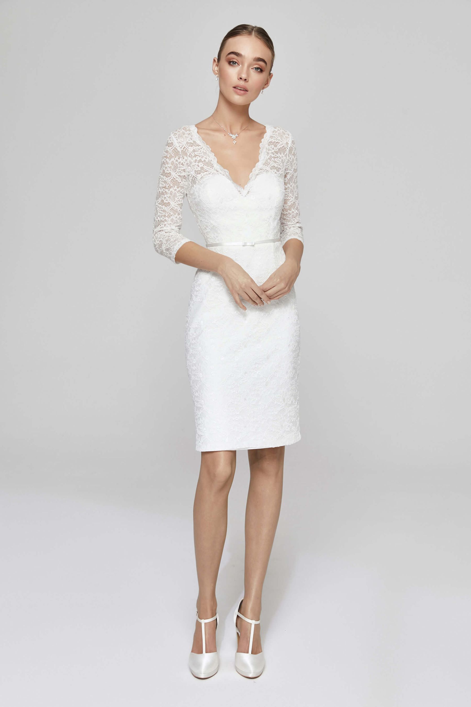 Bride Now: Stunning V-neck 3/4th sleeved short lace wedding dress