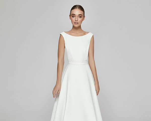 Zurück im Trend: Knopfdetails für das klassische Brautkleid mit Boot-Ausschnitt